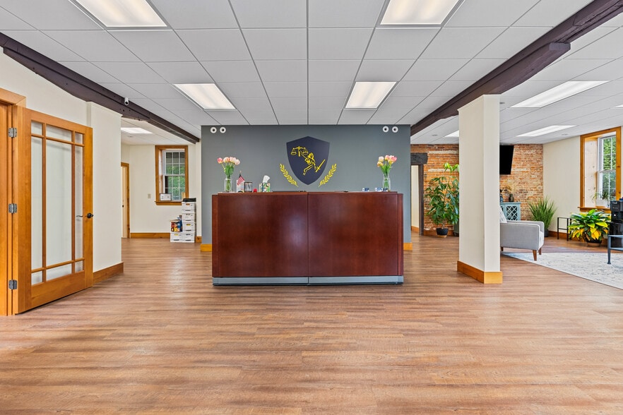 More Photos Of 501 Main St, Odessa Office For Sale