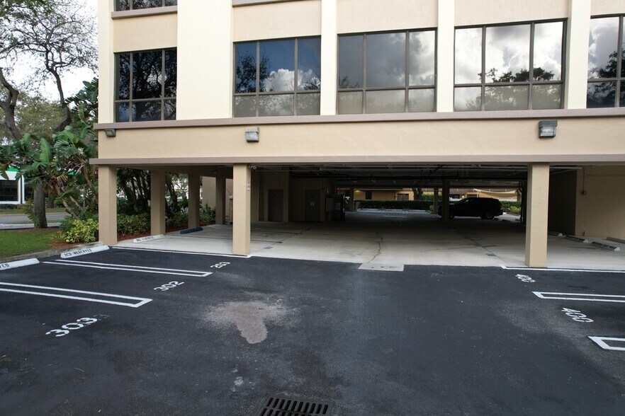 More Photos Of 14125 NW 80th Ave, Miami Lakes Office For Sale