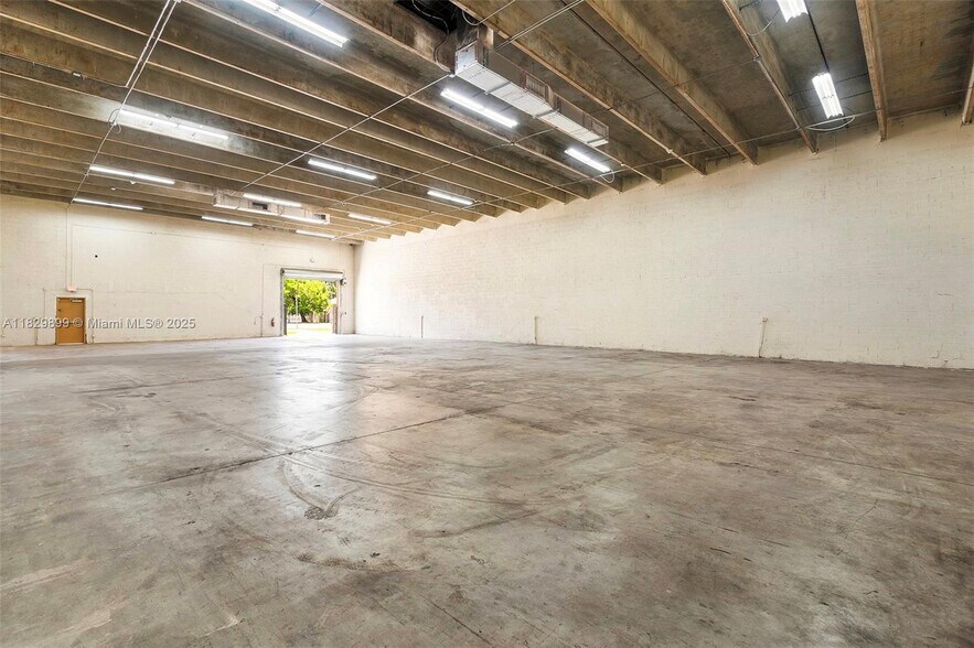 More Photos Of 2300-2310 Thomas St, Hollywood Warehouse For Lease
