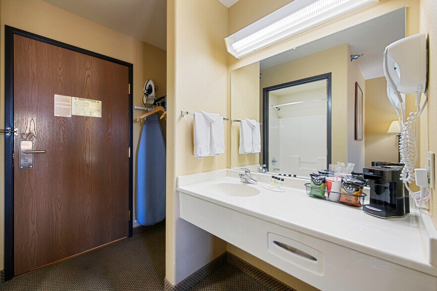 More Photos Of 1424 W Pine St, Pinedale Hotel For Sale