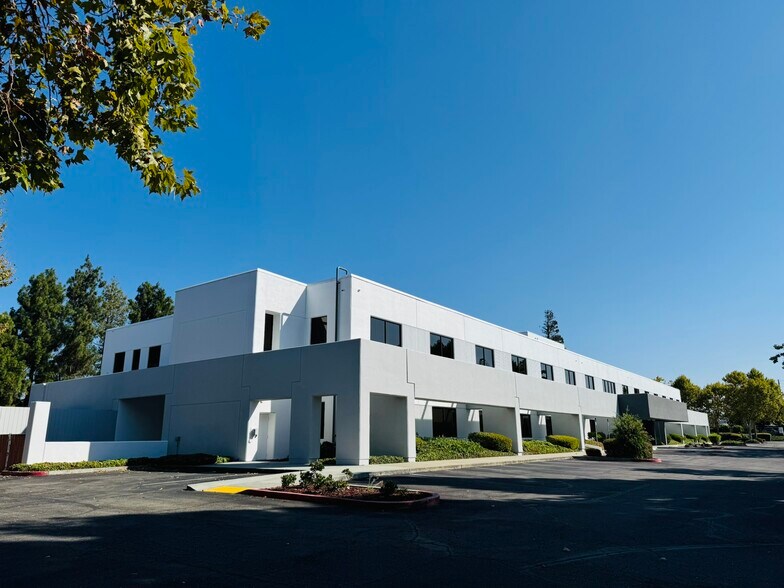 More Photos Of 350 Oakmead Pky, Sunnyvale Research And Development For Lease