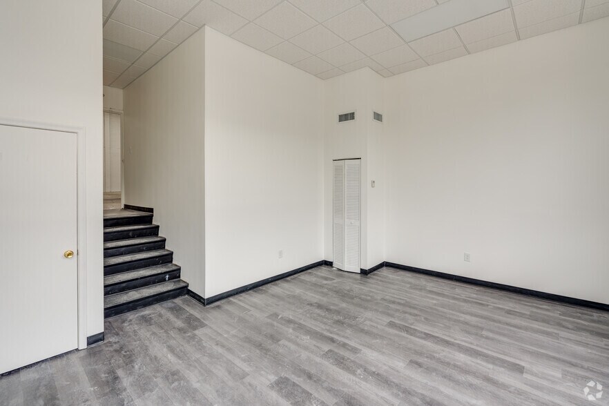 More Photos Of 2100-2112 NW 99th Ave, Miami Warehouse For Lease