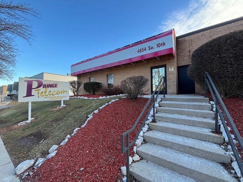 Primary Photo Of 4854-4864 S 10th St, Milwaukee Showroom For Lease