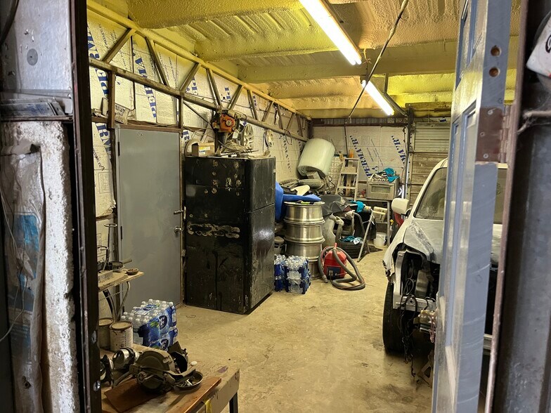 More Photos Of 462 E Reba McEntire Ave, Stringtown Flex For Sale