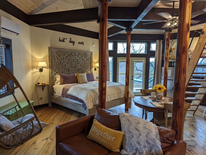 More Photos Of 70 Dogwood Rdg, Eureka Springs Hotel For Sale