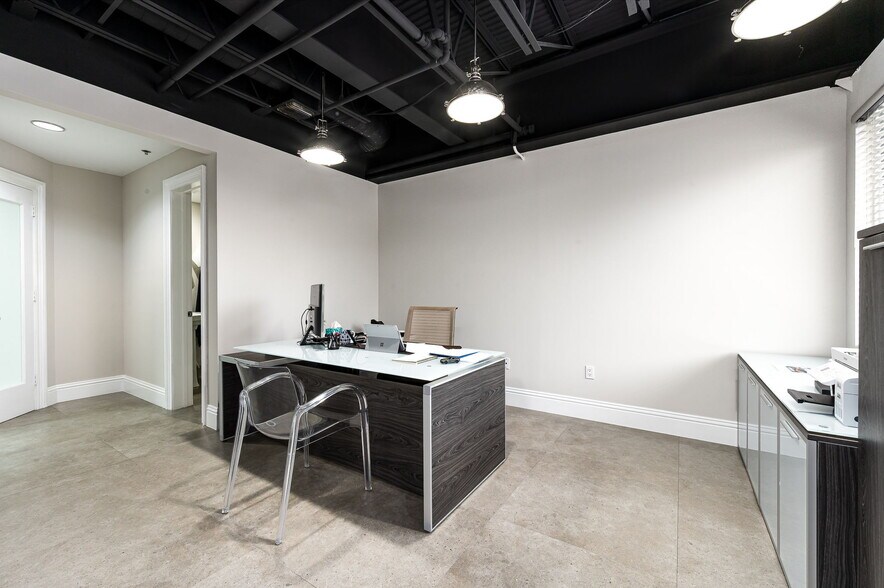 More Photos Of 1200 S Rogers Cir, Boca Raton Warehouse For Lease