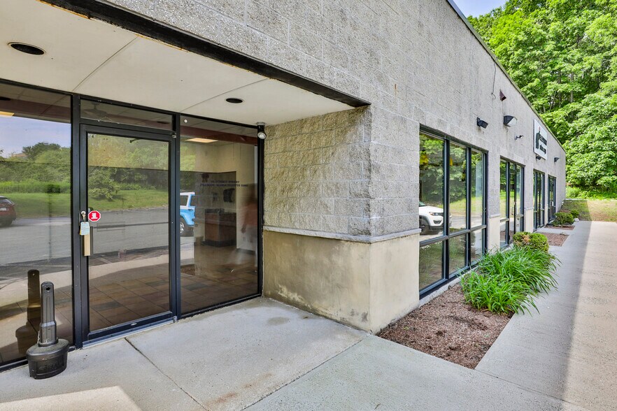 More Photos Of 141 Summit St, Peabody Freestanding For Lease