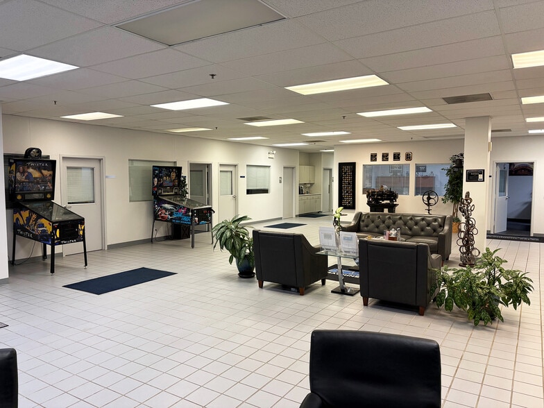 More Photos Of 620-630 Estes Ave, Schaumburg Warehouse For Sale