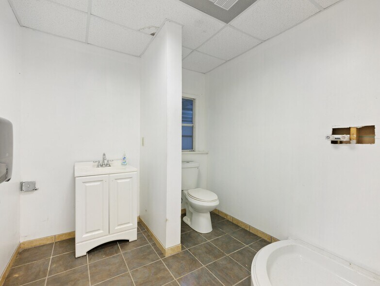 More Photos Of 1225 Royal Dr, Conyers Warehouse For Lease