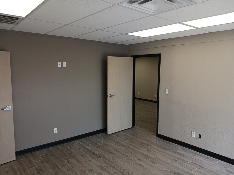 More Photos Of 4229 Royal Ave, Oklahoma City Flex For Lease