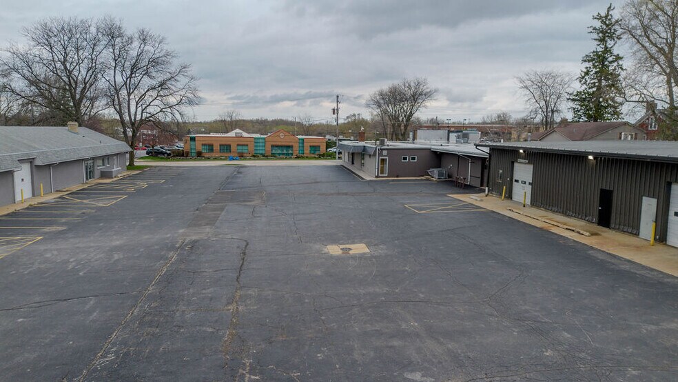 More Photos Of 670 E Calhoun St, Woodstock Flex For Lease