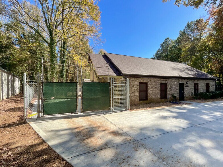 More Photos Of 1804 Lucas Ln, Charlotte Industrial For Lease
