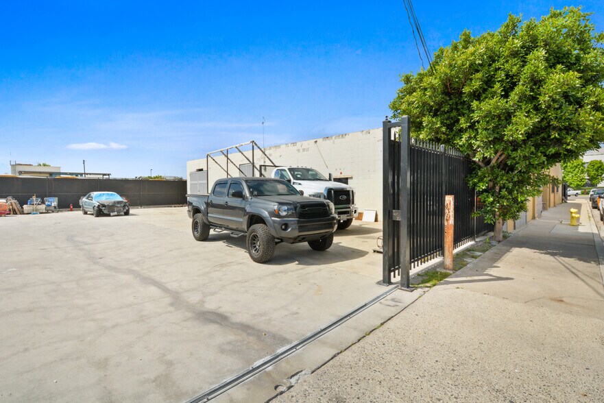 More Photos Of 920-922 E Arlee Pl, Anaheim Warehouse For Sale