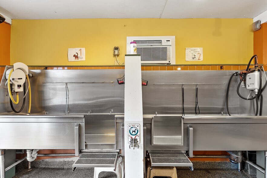 More Photos Of 489 Concord Ave, Cambridge Veterinarian Kennel For Sale