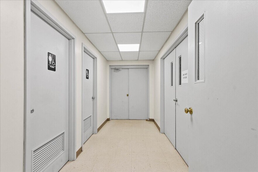 More Photos Of 6886 Wishart St, Huntsville Light Distribution For Lease