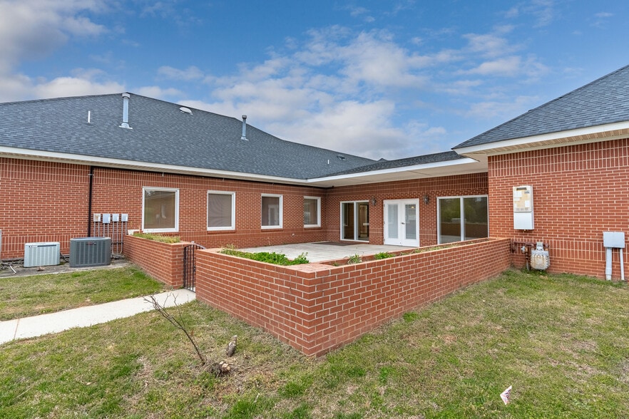 More Photos Of 512 Professional Park Rd, Clinton Medical For Sale