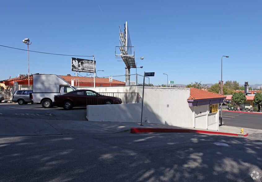 More Photos Of 21800-21806 Ventura Blvd, Woodland Hills Storefront For Lease
