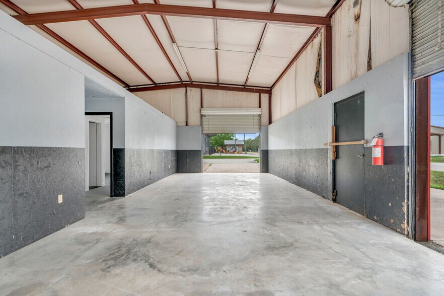 More Photos Of 340 Mechanic St, Tomball Light Distribution For Lease