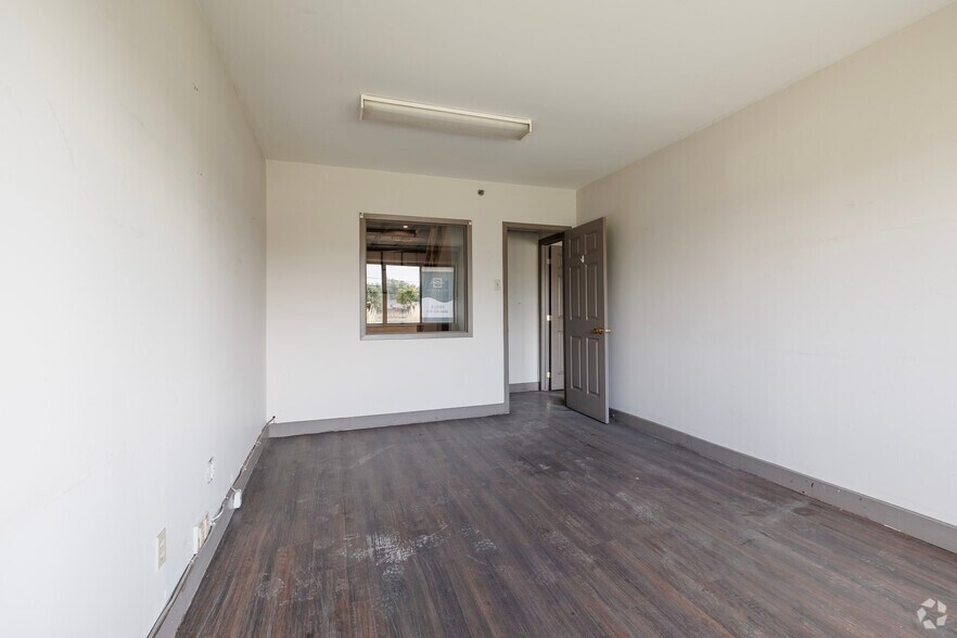 More Photos Of 4800 Boul Kimber, Longueuil Warehouse For Lease