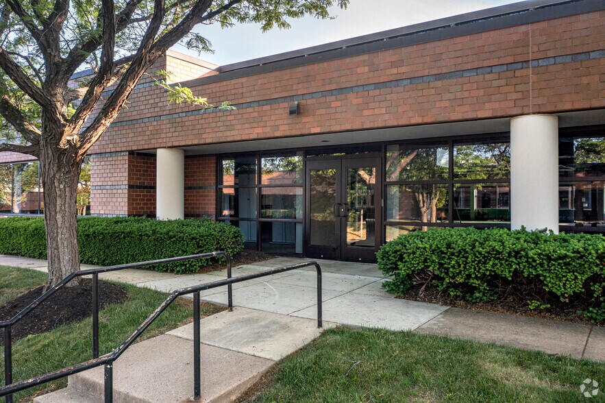 More Photos Of 450 Spring Park Pl, Herndon Unknown For Lease