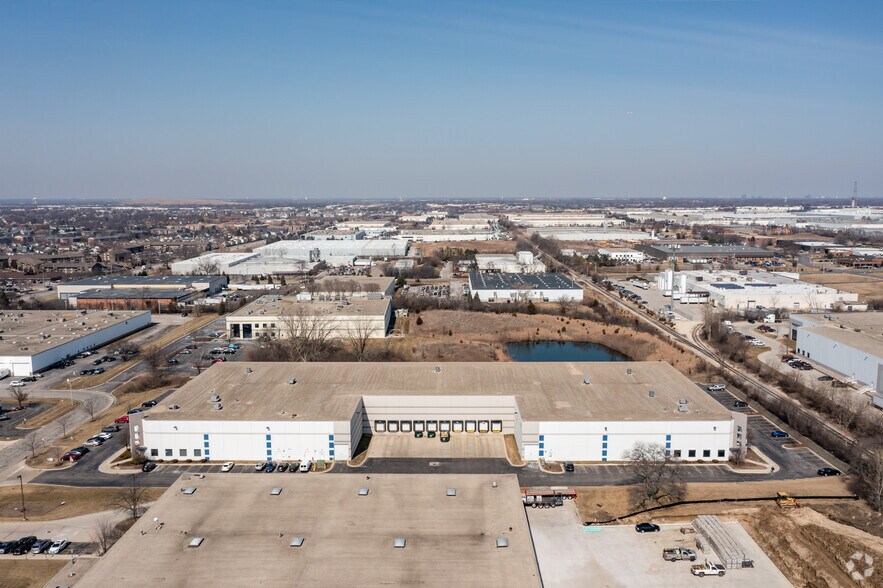 More Photos Of 417-419 Village Dr, Carol Stream Warehouse For Lease