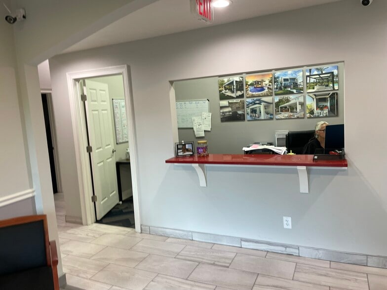 More Photos Of 278 Semoran Commerce Pl, Apopka Warehouse For Lease