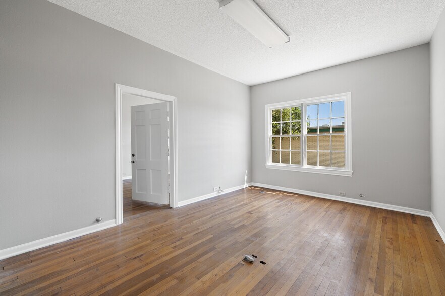 More Photos Of 620 N Main St, Taylor Storefront Retail Office For Sale