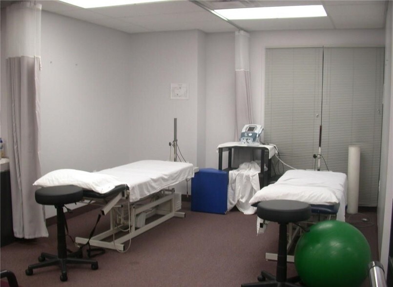 More Photos Of 18601 Mack Ave, Detroit Medical For Lease