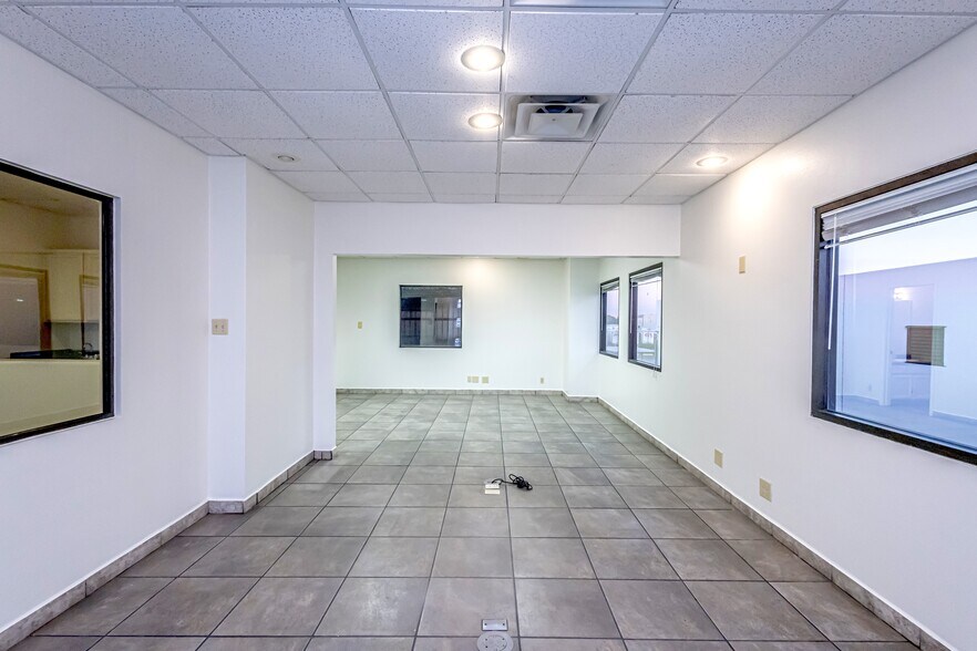 More Photos Of 14619 Archer Dr, Laredo Warehouse For Lease