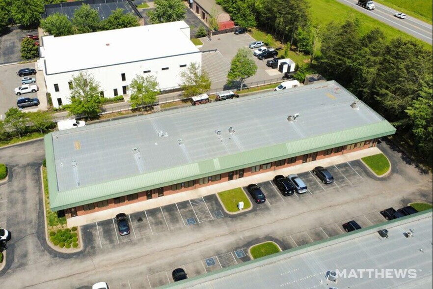 More Photos Of 123 SE Parkway Ct, Franklin Showroom For Lease