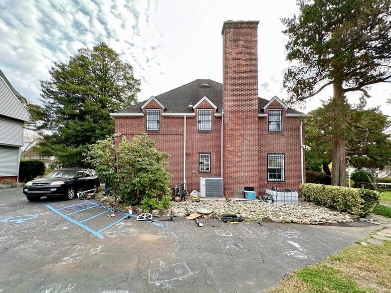 Primary Photo Of 2604 Amboy Rd, Staten Island Office Residential For Lease