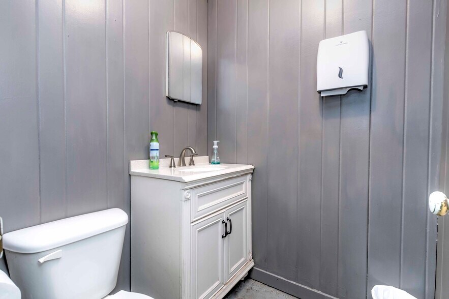 More Photos Of 214 N Highway 18, Chandler General Retail For Sale