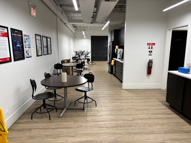 More Photos Of 3632-3652 N Cicero Ave, Chicago Showroom For Sale