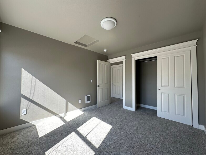 More Photos Of 1505 Ne Village St, Fairview Office For Sale