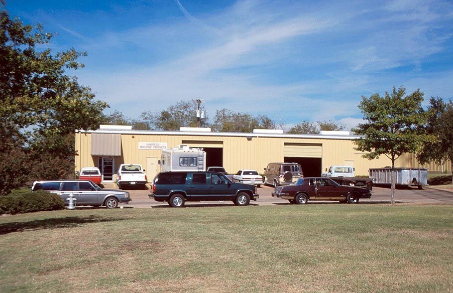 More Photos Of 1502 S I-35 E, Lancaster Warehouse For Lease