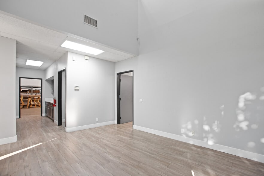 More Photos Of 1351 S Lewis St, Anaheim Warehouse For Sale