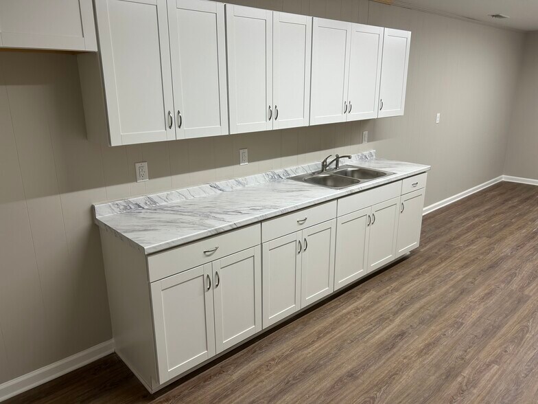 More Photos Of 8 Belcher Dr, Pelham Light Distribution For Lease