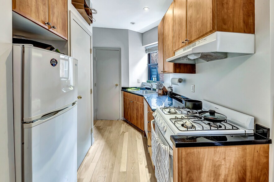 More Photos Of 406 W 48th St, New York Apartments For Sale