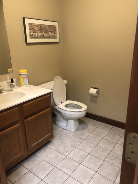More Photos Of 14047 W Petronella Dr, Libertyville Office For Sale