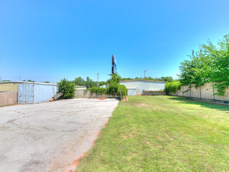 More Photos Of 1608 E State Highway 152, Mustang Warehouse For Sale