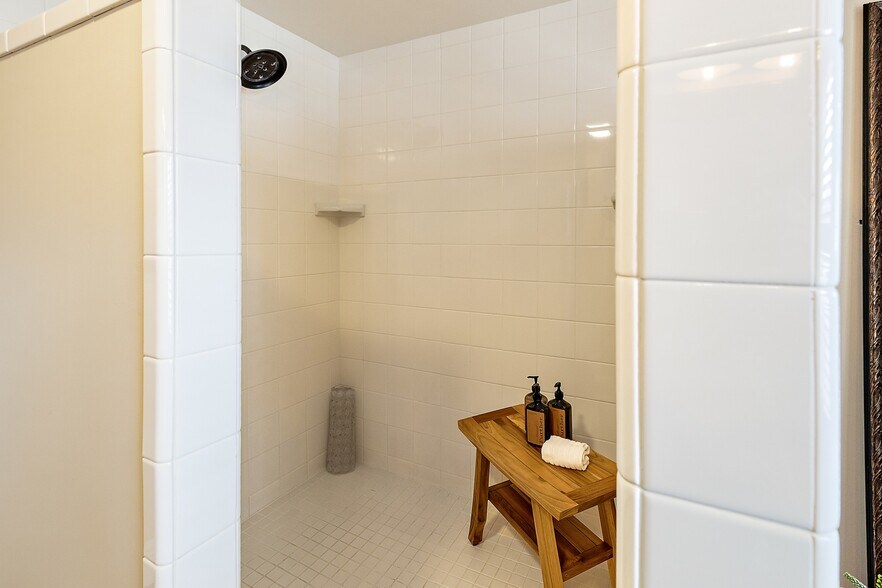 More Photos Of 240 E California St, Jacksonville Hotel For Sale