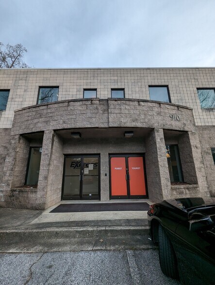 More Photos Of 910 Church St, Decatur Office For Sale