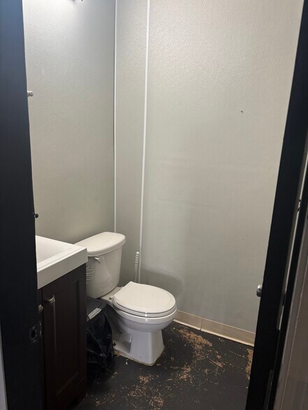 More Photos Of 4601-4607 W Lake St, Melrose Park Freestanding For Lease
