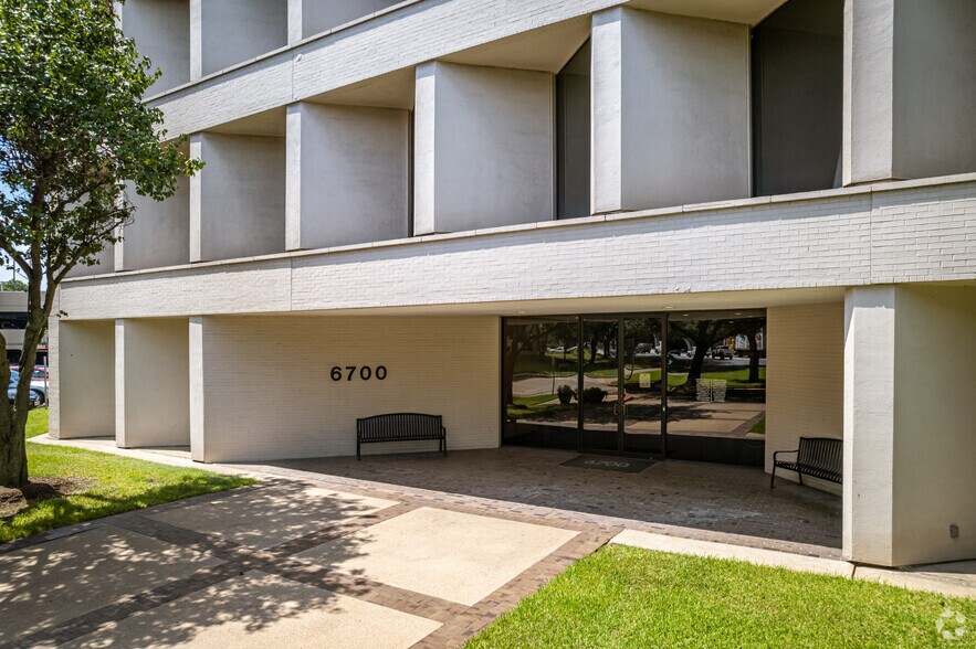More Photos Of 4710 Bellaire Blvd, Bellaire Unknown For Lease