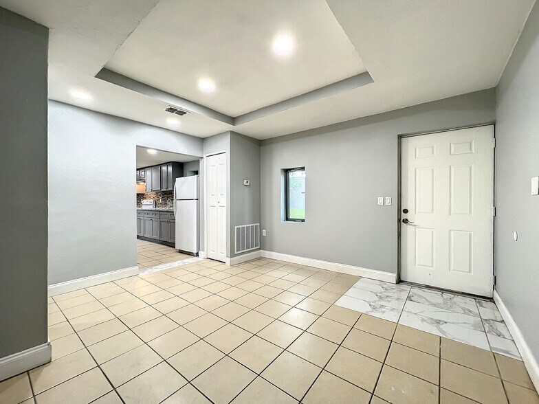 More Photos Of 1906 Murdock Blvd, Orlando Office For Lease