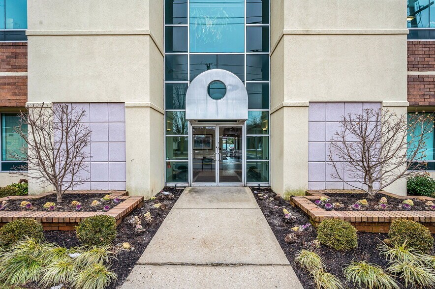 More Photos Of 180 E Main St, Bay Shore Medical For Sale