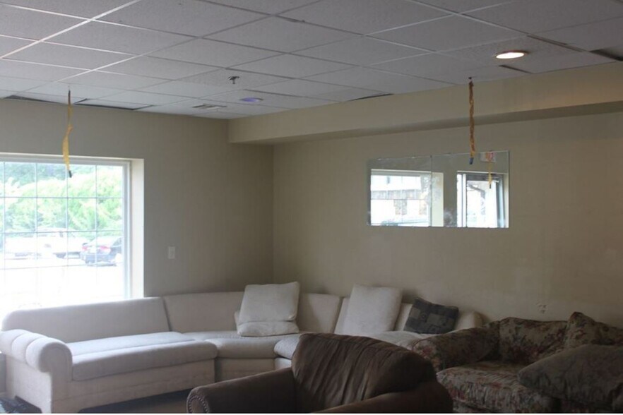 More Photos Of 1803 S Joplin St, Pittsburg Sorority Fraternity House For Sale