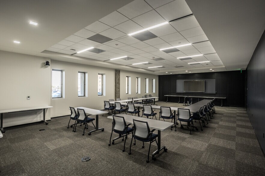 More Photos Of 611 5th Ave, Des Moines Office For Lease