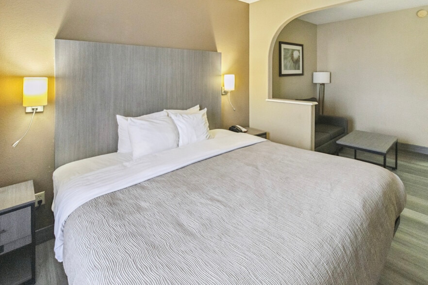 More Photos Of 17550 Northwest Fwy, Houston Hotel For Sale
