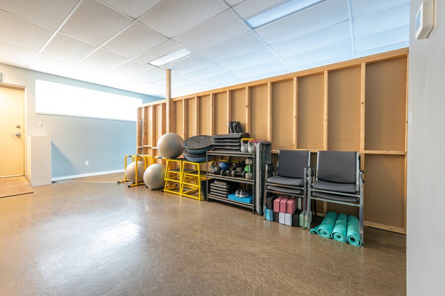 More Photos Of 5007 50 St, Lloydminster Office For Sale